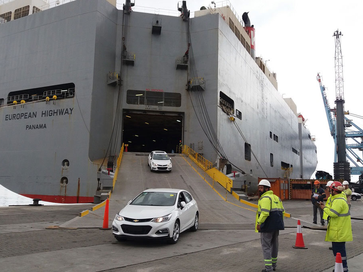 Porto tem terceiro “teste” de desembarque de veículos importados