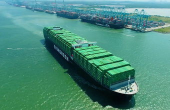 O maior contêineres do mundo faz primeira travessia pelo Canal de Suez