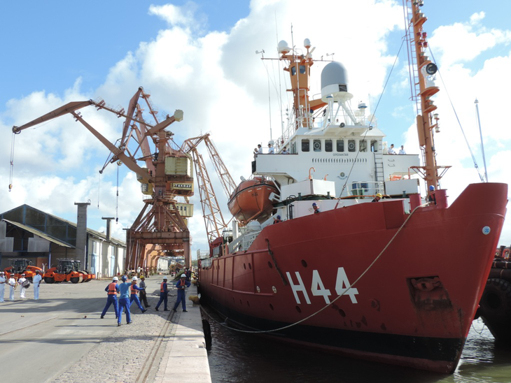 Navios da Operação Antártica atracam no Porto Novo