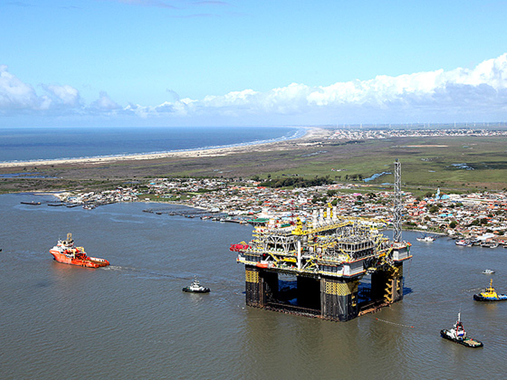 P-55 deixa Rio Grande rumo à Bacia de Campos