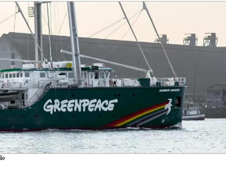Navio do Greenpeace chega ao Porto de Santos