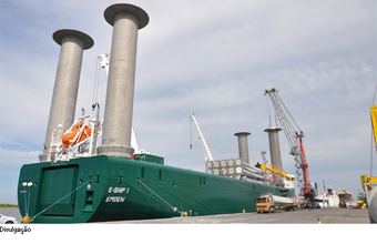 Navio movido a energia eólica faz escala no Porto do Rio Grande antes de seguir para Santos
