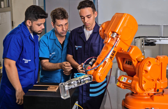 Os cursos incluem áreas de alta empregabilidade e das mais distintas, como Instalador de Sistemas Fotovoltaicos, Eletricista de Automóveis, Programador, entre outros.