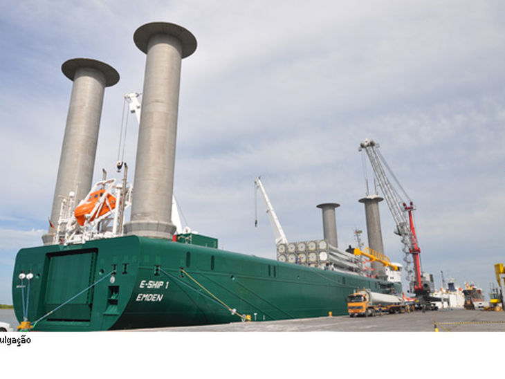 Navio movido a energia eólica faz escala no Porto do Rio Grande antes de seguir para Santos