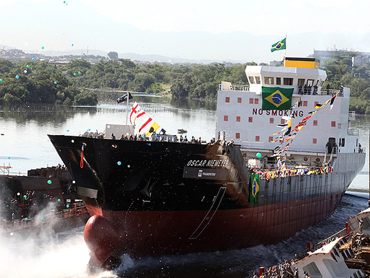 Primeiro gaseiro construído no RJ é lançado ao mar