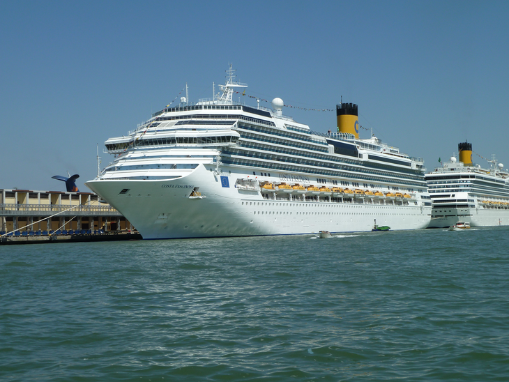 Brasileiros deixam embarcação Costa Fascinosa em Santos