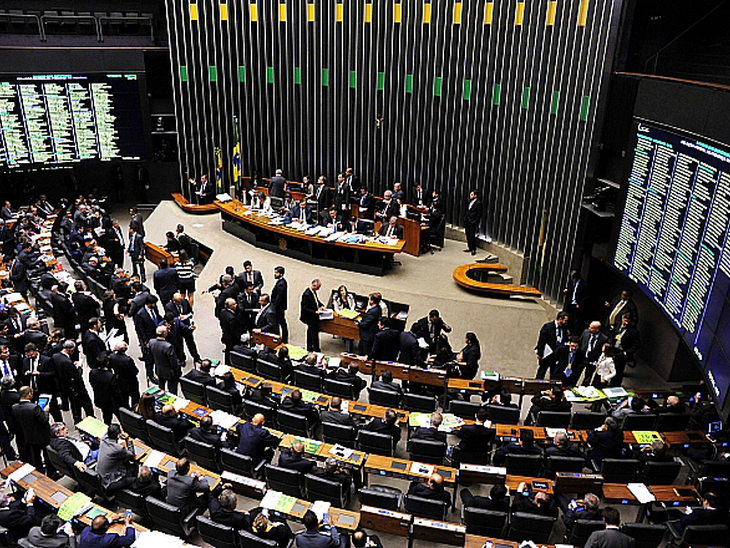 Por 366 votos a 111, Câmara aprova PEC do Teto dos Gastos Públicos em 1º turno