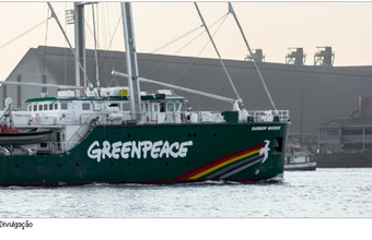 Navio do Greenpeace chega ao Porto de Santos