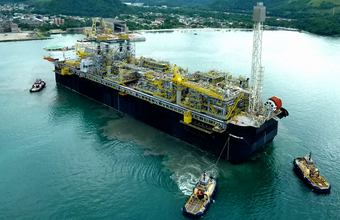 P-66 sai do Estaleiro Brasfels rumo ao campo de Lula na Bacia de Santos