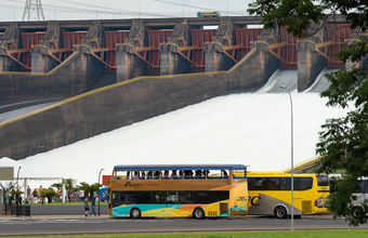 Abertura de vertedouro leva mais de duas mil pessoas para Itaipu na manhã deste sábado