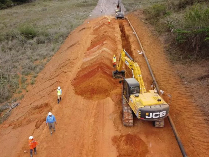 Larisse Stelitano da Bahiagás visita obras do maior duto em construção no Brasil