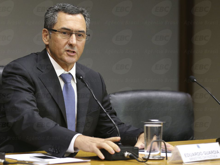 Governo não estuda subsídio para a gasolina, diz ministro