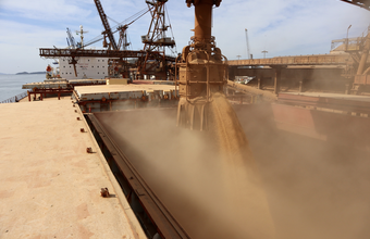 Número de navios para soja em março salta mais de 40%; chuva desafia
