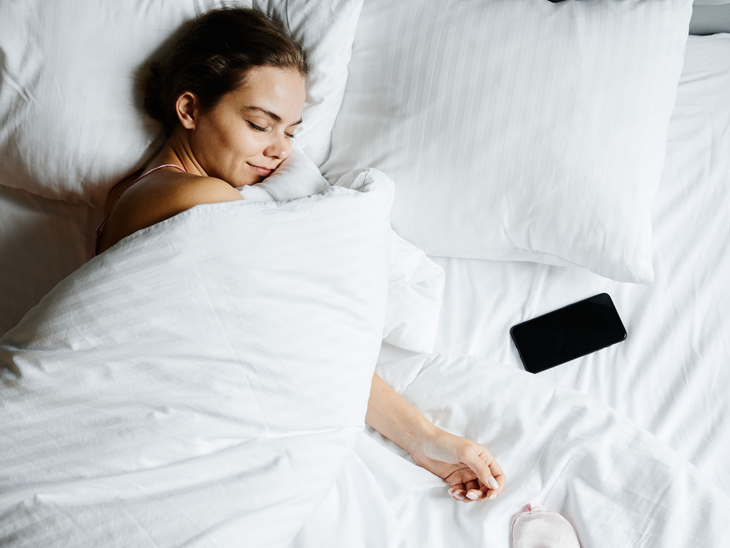 Usar o celular na cama prejudica o coração. Entenda o risco
