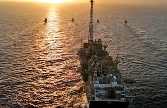 Vindo estaleiro Benoi, em Singapura o FPSO P-78 chega ao campo de Búzios