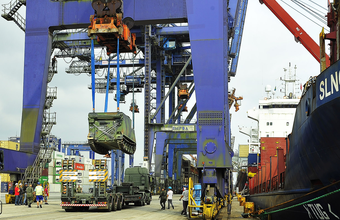 Porto de Paranaguá recebe 52 blindados importados pelo Exército