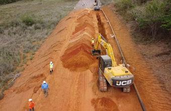 Larisse Stelitano da Bahiagás visita obras do maior duto em construção no Brasil