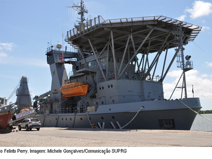 Porto do Rio Grande recebe navio de socorro submarino