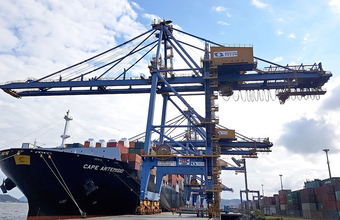 Com calado recorde de 15,20m, Sepetiba Tecon opera o navio porta contêiner Cape Artemisio