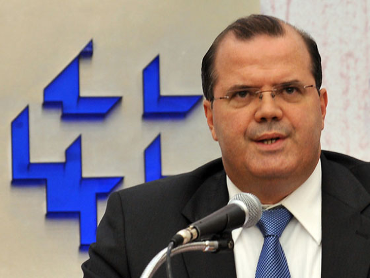 Tombini não descarta venda de dólares das reservas internacionais