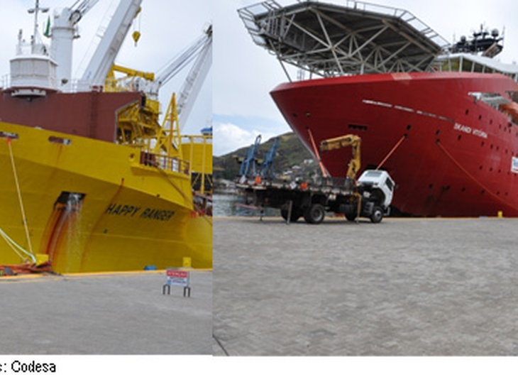 Navio transfere dutos flexíveis para Skandi Vitória