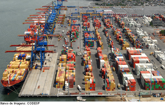 Demanda crescente faz aumentar fila de navios em portos brasileiros