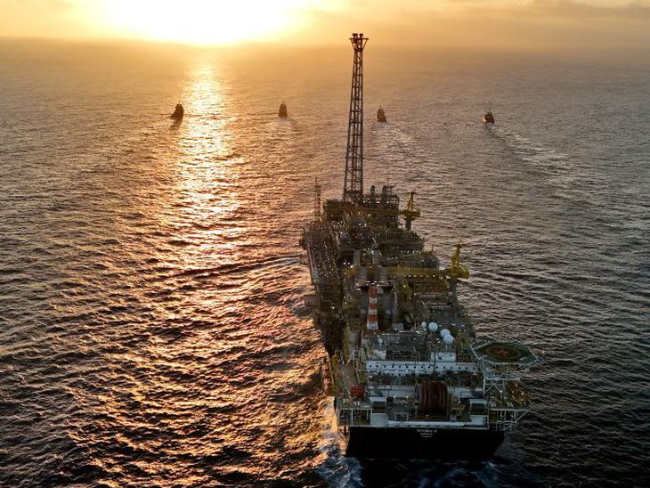 Vindo estaleiro Benoi, em Singapura o FPSO P-78 chega ao campo de Búzios