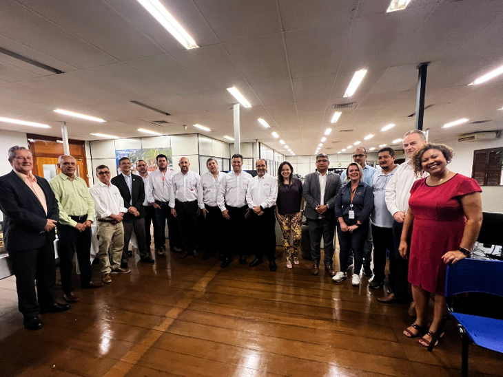 A chegada a Niterói, através da ponte, recebe o brilho do Estaleiro Mauá
