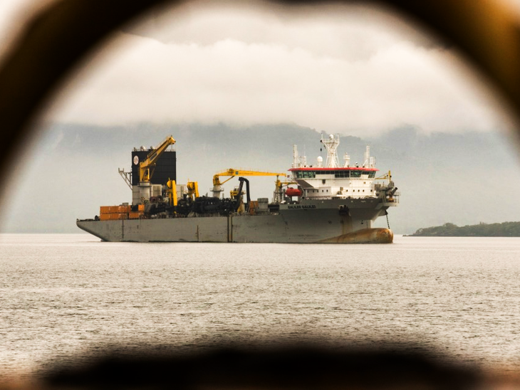 Draga que realiza obras em Santa Catarina abastece no Porto de Paranaguá