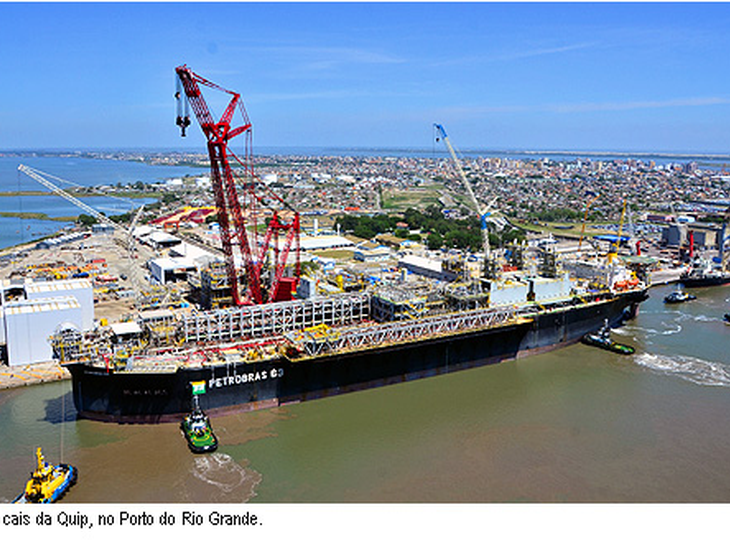 Casco da Plataforma P-63 está atracado no cais da Quip