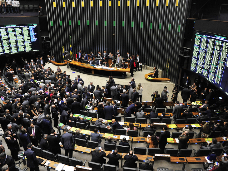 Seis meses de governo Temer: PEC dos gastos e pré-sal