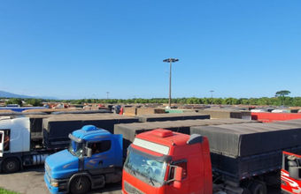 Com quase 2.500 caminhões, Porto de Paranaguá tem movimentação recorde nesta semana