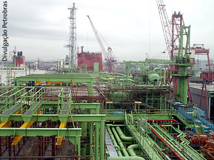 Navio-plataforma que vai produzir primeiro óleo do pré-sal já está a caminho do Brasil 