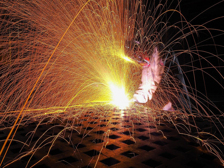 Produção industrial cresce em 14 locais em junho, diz IBGE