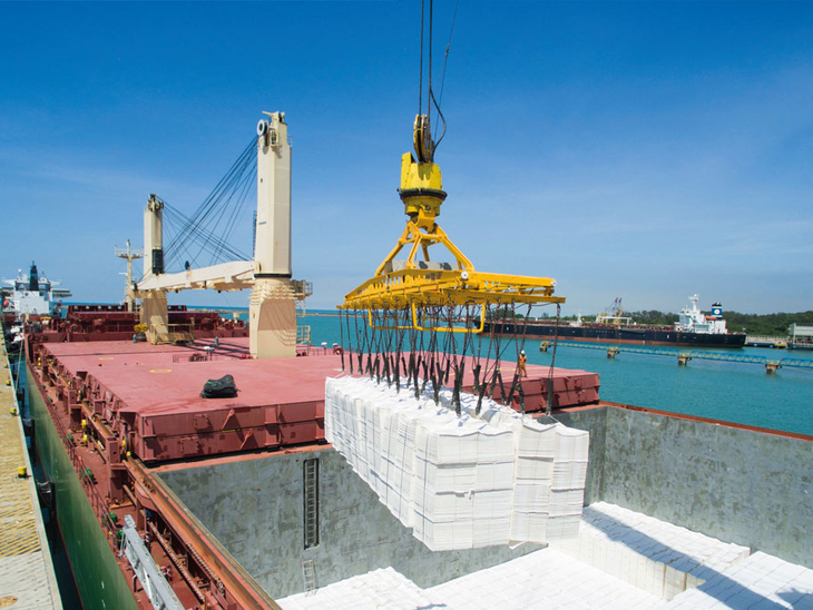 Aumenta fila de navios para embarcar açúcar nos portos do Brasil 