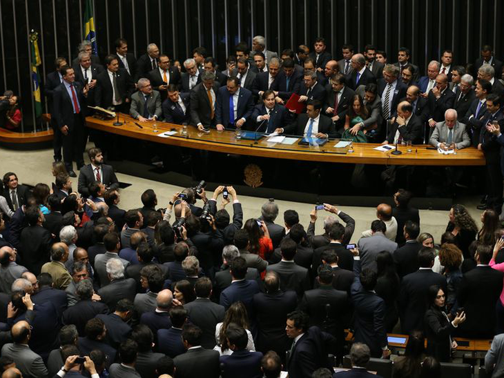 Rodrigo Maia é eleito presidente por 285 votos