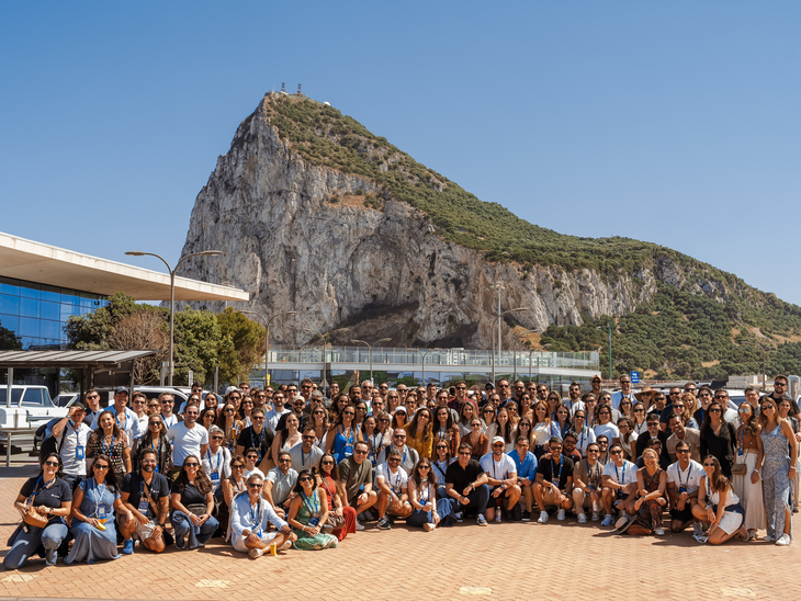 Essa empresa transformou a marca em uma viagem e levou profissionais para visitar Gibraltar, que inspira a identidade da companhia em todo o mundo