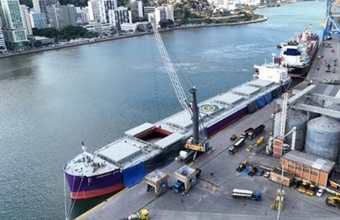 TVV realiza operação inédita com maior navio em capacidade a atracar no complexo portuário de Vitória