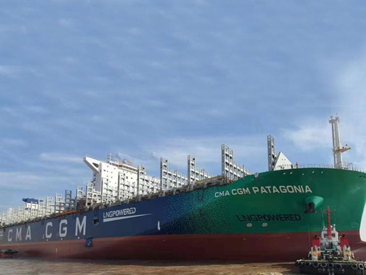 Primeiro porta-contêiner da CMA CGM movido a GNL é batizado na China