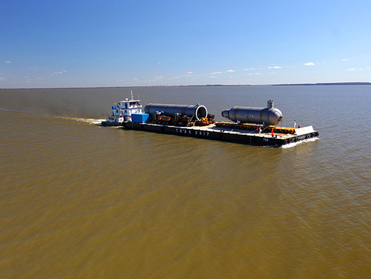 Peças da Petrobras seguem viagem pelo reservatório da usina de Itaipu
