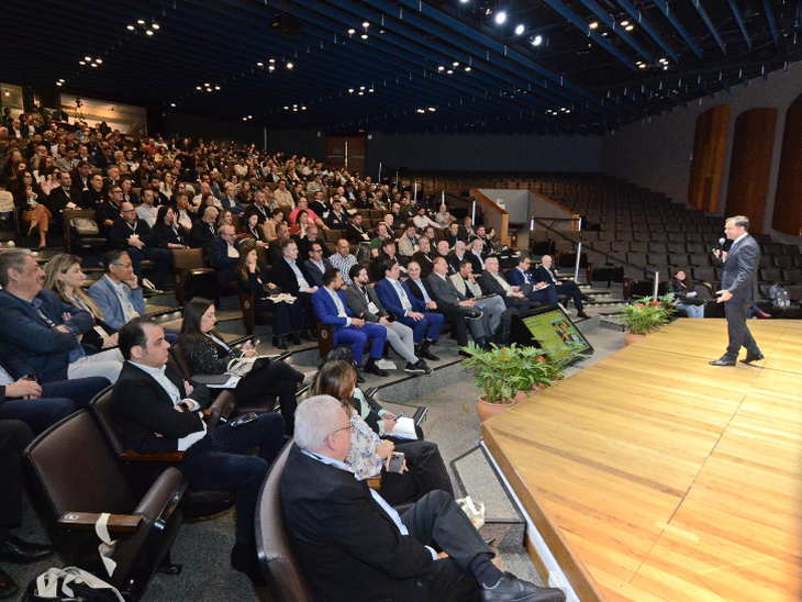 Conferência reúne especialistas da academia, do mercado e do governo para discutir transição energética, leilão de energia e eficiência no Paraná