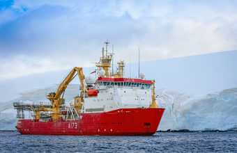 HMS Protector, embarcação quebra-gelo e de pesquisas da Marinha Real Britânica está no Pier Mauá para visita
