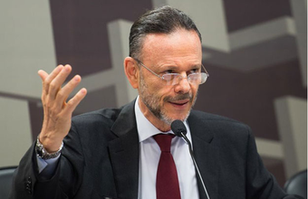 Coutinho nega interferência do governo em financiamento do BNDES à Sete Brasil