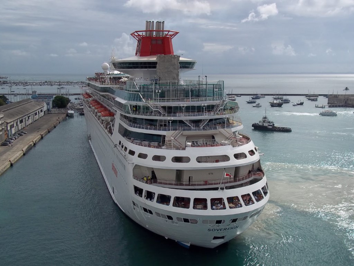 No Recife, navio de cruzeiro é mantido em isolamento