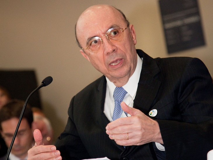 Meirelles defende meta fiscal realista e diz que governo examina contas