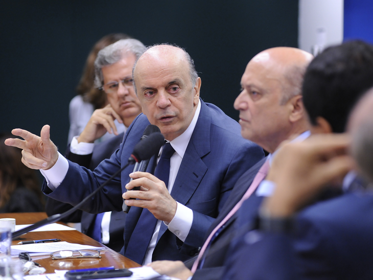 Serra defende projeto que desobriga Petrobras de participar de leilões do pré-sal