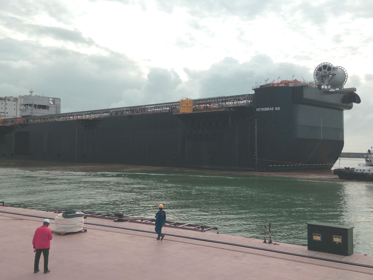 Estaleiro Jurong, em Aracruz no ES recebe casco da P-68 para integração