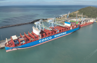 Porto de Imbituba recebe navio porta-contêineres de 336 metros em operação de importação