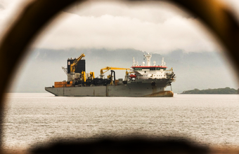 Draga que realiza obras em Santa Catarina abastece no Porto de Paranaguá