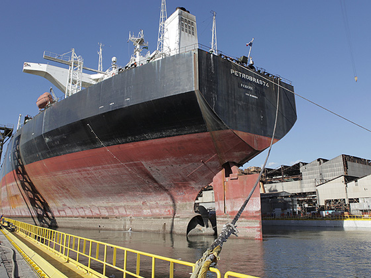Casco da P-74 realiza primeira manobra para conversão